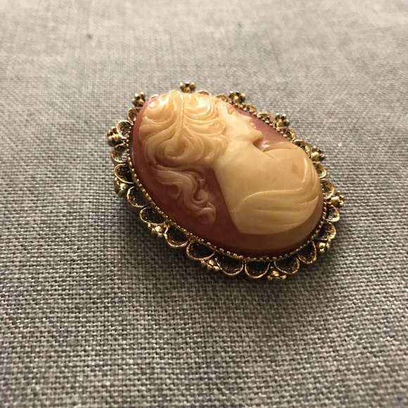 Vintage Gerry’s Cameo Brooch Pendant - Picture 3 of 6